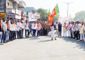 तळोदा येथे भाजपातर्फे अजित पवार यांच्या पूतळ्याचे दहन