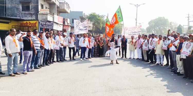 तळोदा येथे भाजपातर्फे अजित पवार यांच्या पूतळ्याचे दहन