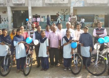 दामळदा येथे मानव विकास योजने अंतर्गत ४५ सायकलींचे वाटप