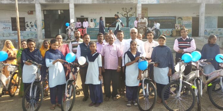 दामळदा येथे मानव विकास योजने अंतर्गत ४५ सायकलींचे वाटप