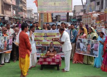 राज्यपालांनी दिली छत्रपती शिवाजी महाराजांची मूर्ती भेट, राष्ट्रवादीने केले जलाभिषेक,दूग्धाभिषेक करून शूद्धीकरण 