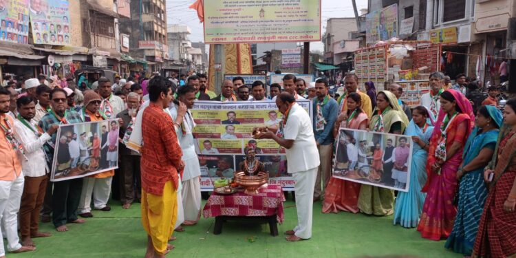 राज्यपालांनी दिली छत्रपती शिवाजी महाराजांची मूर्ती भेट, राष्ट्रवादीने केले जलाभिषेक,दूग्धाभिषेक करून शूद्धीकरण 