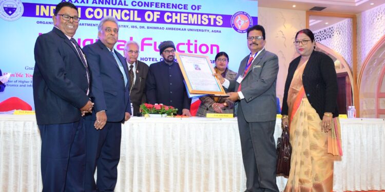 माजी प्राचार्य डॉ.व्ही.एस.श्रीवास्तव यांना राष्ट्रीय स्तरावरील प्रोफेसर एस.एम.एल. गुप्ता राष्ट्रीय पुरस्कार प्रदान