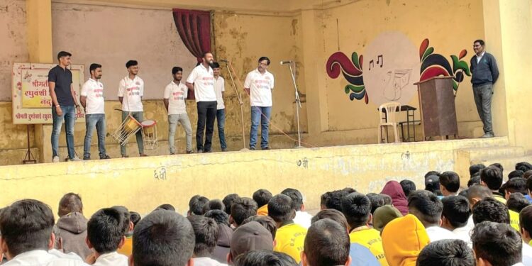 डी.आर हायस्कूलमध्ये 59 वा पोलीस वर्धापन दिन साजरा