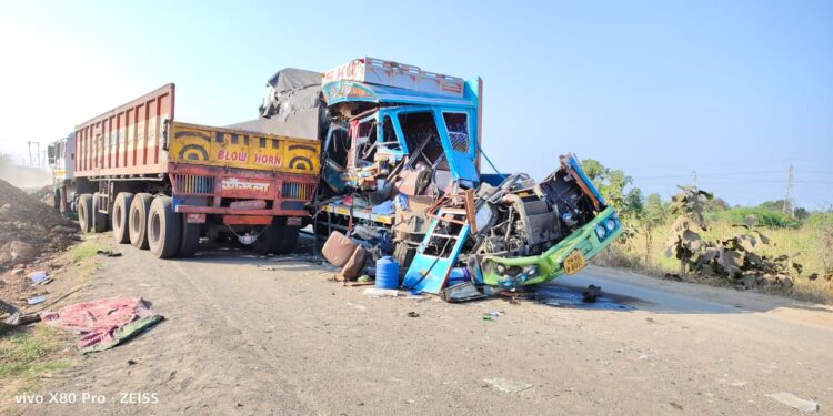 नवापूरजवळ ट्रकची ट्रॉलाला धडक, चालकाविरोधात गुन्हा