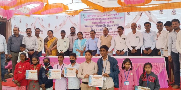 अक्कलकुवा तालुकास्तरीय विज्ञान प्रदर्शनात गरिमा पटेल व ओल्या तडवी प्रथम