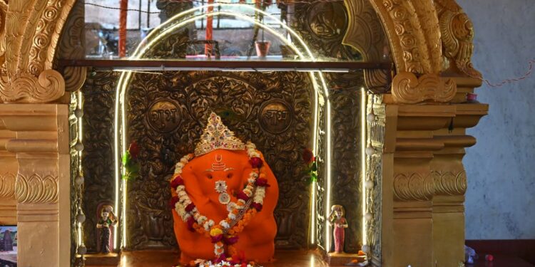 नंदुरबार येथे श्री दंडपाणेश्वर मंदिरात चोरट्यांचा डल्ला,सव्वा किलो चांदीचे दागिने लंपास, तीन दान पेटया फोडल्या