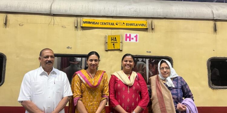 भुसावळ-मुंबई नवीन रेल्वेचे खा.डॉ.हिना गावीत यांनी केले उद्घाटन, परीवारासह प्रवास करीत पोहचल्या नंदूरबारला
