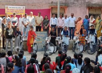 म्हसावद येथील कुबेर विद्यालयात मानव विकास मिशन अंतर्गत मुलींना मोफत सायकल वाटप