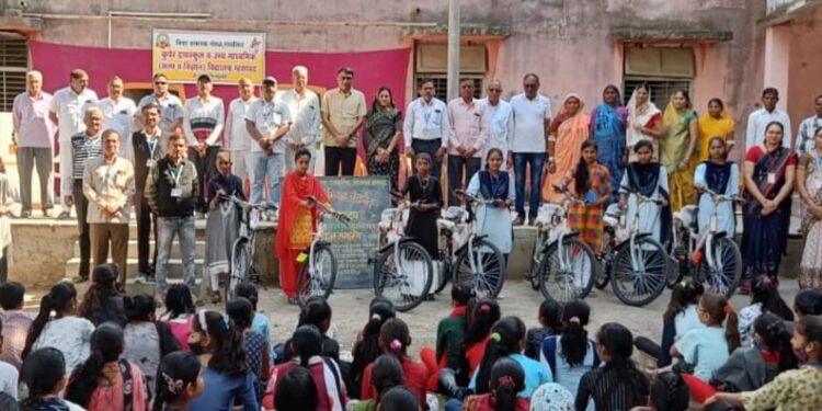 म्हसावद येथील कुबेर विद्यालयात मानव विकास मिशन अंतर्गत मुलींना मोफत सायकल वाटप