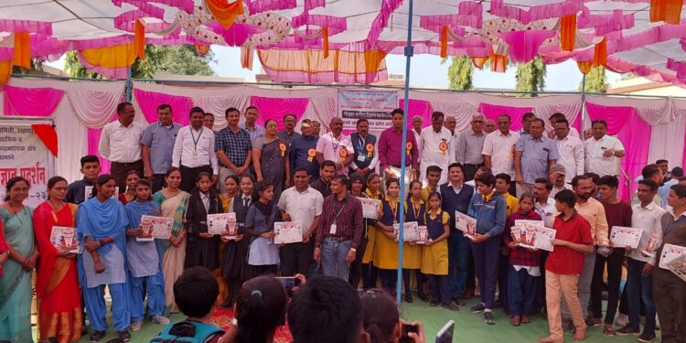 शहादा तालुकास्तरीय विज्ञान प्रदर्शन उत्साहात . प्राथमिक शिक्षणाधिकारी सतिश चौधरी यांच्या हस्ते गुणवंतांचा सत्कार