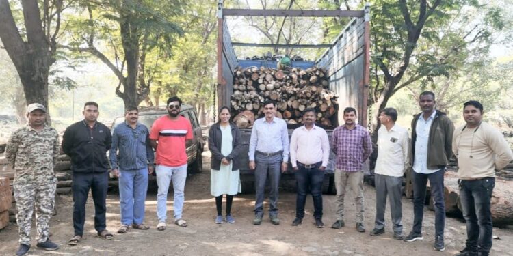 धुळीपाडा ते सोनखडका रस्त्यावर वनविभागाच्या पथकाने अवैध वाहनासह सव्वा तीन लाखाचा मुद्देमाल केला जप्त