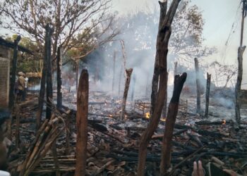 भगदरीचा खुटंमाळ येथे शाॅटसर्किटमुळे आग लागुन  दोन घरे जळून खाक