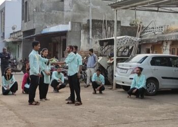 के.व्ही. पटेल कृषी महाविद्यालयाच्या रासेयो शिबिरात पथनाट्याचे सादरीकरण