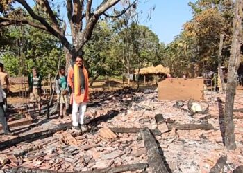 भगदरीचा खुटंमाळ येथील आगीत जळून दोन घरे नष्ट,  आ.आमश्या पाडवी यांनी भेट घेत केले सांत्वन