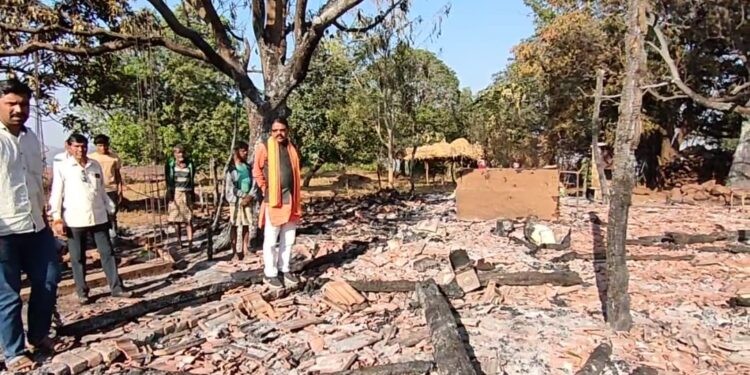 भगदरीचा खुटंमाळ येथील आगीत जळून दोन घरे नष्ट,  आ.आमश्या पाडवी यांनी भेट घेत केले सांत्वन