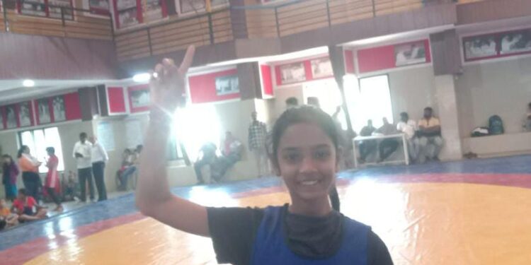 म्हारी छोरी छोरो से कम है के ? नंदुरबारची श्रावणी कुस्तीत नाशिक विभागात दुसरी