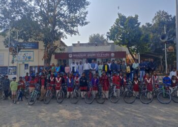 युवकमित्रच्या सायकल बँक उपक्रमंतर्गत  60 विद्यार्थ्यांना मोफत सायकलीचे वितरण
