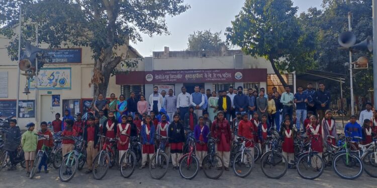 युवकमित्रच्या सायकल बँक उपक्रमंतर्गत  60 विद्यार्थ्यांना मोफत सायकलीचे वितरण