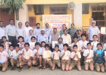 श्रीमती डी.आर.हायस्कूल मध्ये पुस्तक मेळावा