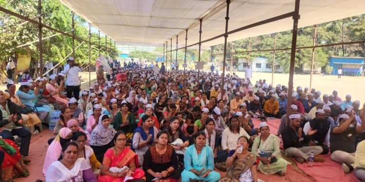 पाच हजार नगरपालिका शिक्षकांचे आझाद मैदान येथे धरणे आंदोलन