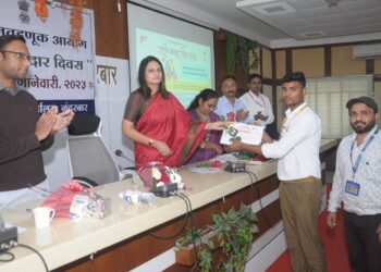 लोकशाही बळकट करण्यासाठी मतदारांनी सजग राहून मतदान करावे : जिल्हाधिकारी मनीषा खत्री