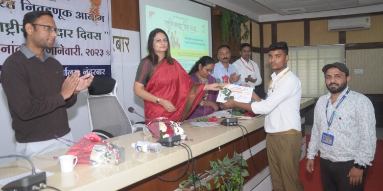 लोकशाही बळकट करण्यासाठी मतदारांनी सजग राहून मतदान करावे : जिल्हाधिकारी मनीषा खत्री