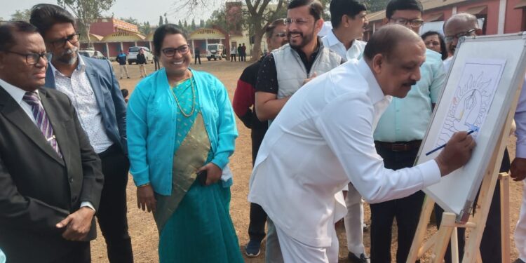 एस.ए.मिशन हायस्कूलच्या प्रांगणात रंगली परीक्षा पे चर्चा अंतर्गत परीक्षा योद्धा चित्रकला स्पर्धा 