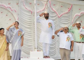 नंदूरबार येथील हिरा प्रतिष्ठान शैक्षणिक संस्थेतर्फे प्रजासत्ताक दिनानिमित्त ध्वजारोहण व सांस्कृतिक कार्यक्रम