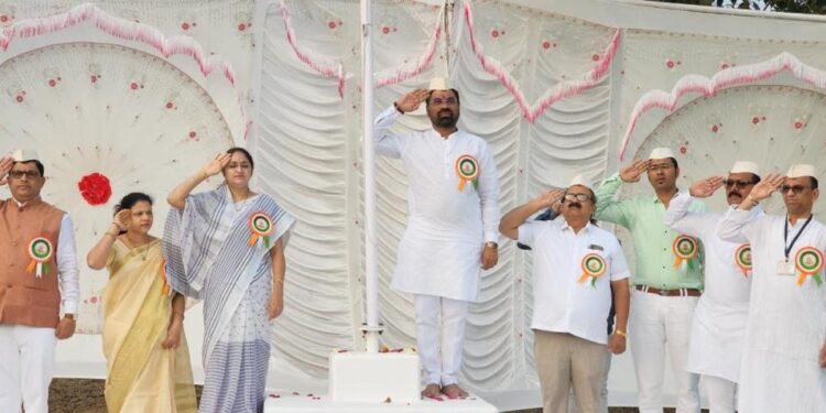 नंदूरबार येथील हिरा प्रतिष्ठान शैक्षणिक संस्थेतर्फे प्रजासत्ताक दिनानिमित्त ध्वजारोहण व सांस्कृतिक कार्यक्रम