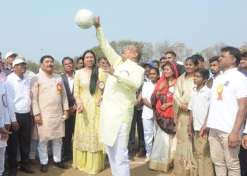 वाघाळे येथे आदिवासी कला व क्रीडा महोत्सवाचा पालकमंत्री डॉ. विजयकुमार गावीत यांच्या हस्ते शुभारंभ