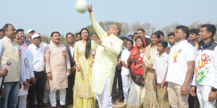 वाघाळे येथे आदिवासी कला व क्रीडा महोत्सवाचा पालकमंत्री डॉ. विजयकुमार गावीत यांच्या हस्ते शुभारंभ