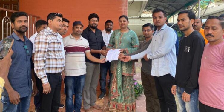 रोहयो कंत्राटी कर्मचाऱ्यांचा आंदोलन तीव्र करण्याचा इशारा, खा.डॉ.हिना गावीत यांना दिले निवेदन