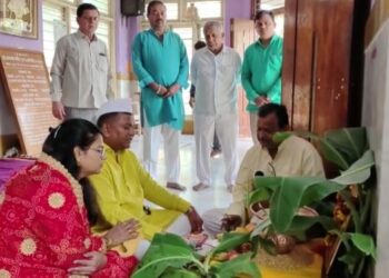 गणेश जयंती निमित्ताने लोकनेते माणिकराव गावित परिवारातर्फे महाप्रसाद वाटप