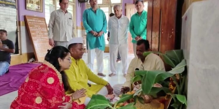 गणेश जयंती निमित्ताने लोकनेते माणिकराव गावित परिवारातर्फे महाप्रसाद वाटप