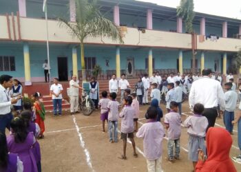 आमलाड येथील माध्यमिक विद्यालय येथे प्रजासत्ताक दिन साजरा