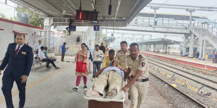 नंदुरबार रेल्वे स्टेशनवर गदारोळात धावली माणुसकीची एक्सप्रेस