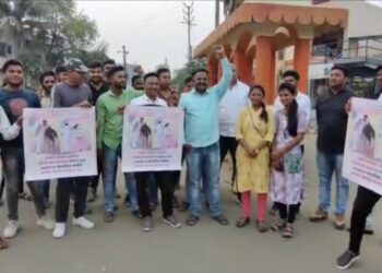 नंदूरबार येथे नाशिक पदवीधर मतदारसंघातील अपक्ष उमेदवार सत्यजित तांबे यांच्या विरोधात भाजपा पदाधिकाऱ्यांनी केले निदर्शने