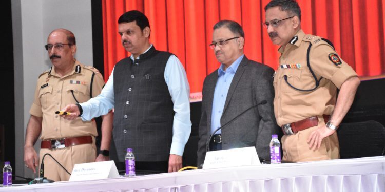 व्हॉट्स ॲप, ट्विटर, फेसबुक, ईमेल तक्रारींचाही आता डायल-११२ मध्ये समावेश