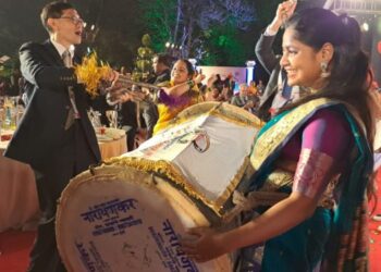 परदेशी पाहुण्यांनी धरला ढोल-लेझीमवर ठेका