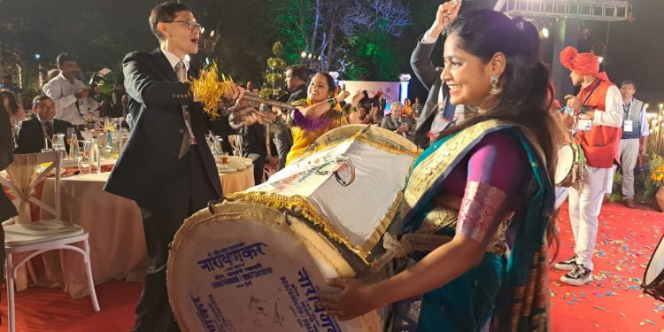 परदेशी पाहुण्यांनी धरला ढोल-लेझीमवर ठेका