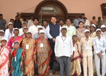 “साहेब, मुंबईचा समुद्र बघितला उंच इमारती, हॉटेल बघितली… झगमगाट बघितला… आनंद वाटला.