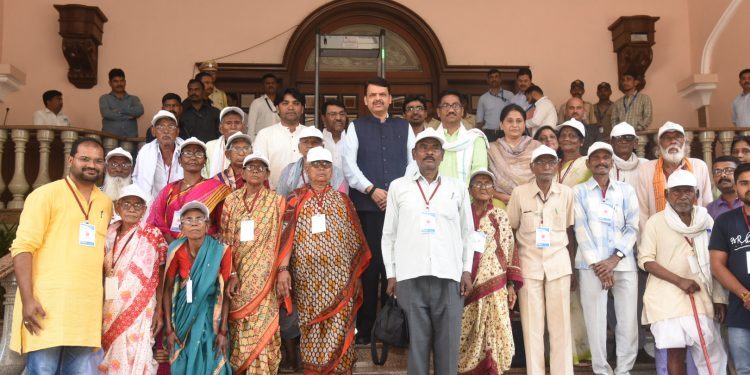 “साहेब, मुंबईचा समुद्र बघितला उंच इमारती, हॉटेल बघितली… झगमगाट बघितला… आनंद वाटला.