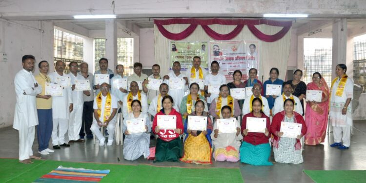 पतंजलीच्या योग शिक्षक प्रशिक्षण शिबिराचा समारोप