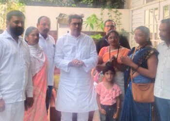 मनसेच्या ग्रामपंचायत सदस्यांचा राज ठाकरे यांनी केला सत्कार