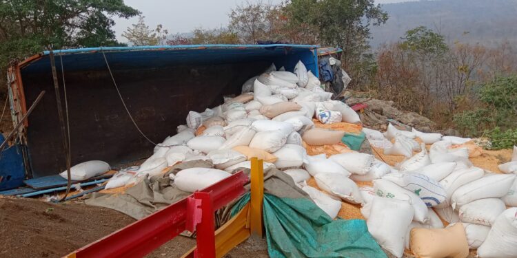 चरणमाळ घाटात दोन वाहनांचा अपघात