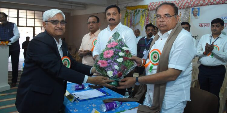 यशासाठी विद्यार्थ्यांनी आत्मविश्वासाने प्रयत्न करावेत : आ.राजेश पाडवी