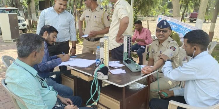 नवापूर व विसरवाडी येथे पोलीसांसाठी रक्त तपासणी शिबिर