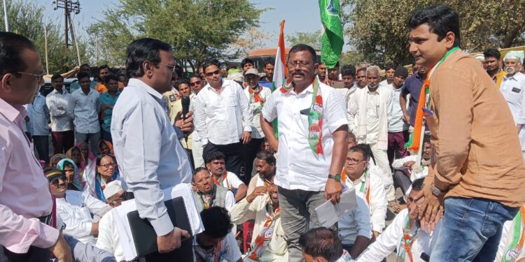 म्हसावद येथे मोठे रस्ता रोको आंदोलन ,   येत्या पंधरा दिवसात कामाला सुरुवात होणार 