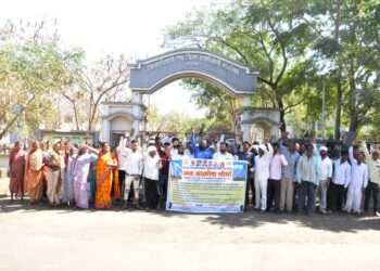 जिल्हाधिकारी कार्यालयावर शेतकर्‍यांचा जनआक्रोश मोर्चा